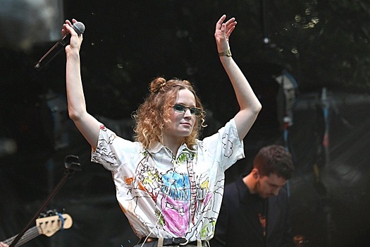 Mash: Певицу-иноагента Монеточку срочно госпитализировали с концерта в Риге