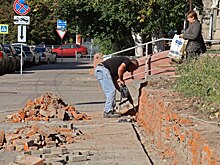 В Курске продолжается благоустройство сквера Главпочтамта на Красной площади
