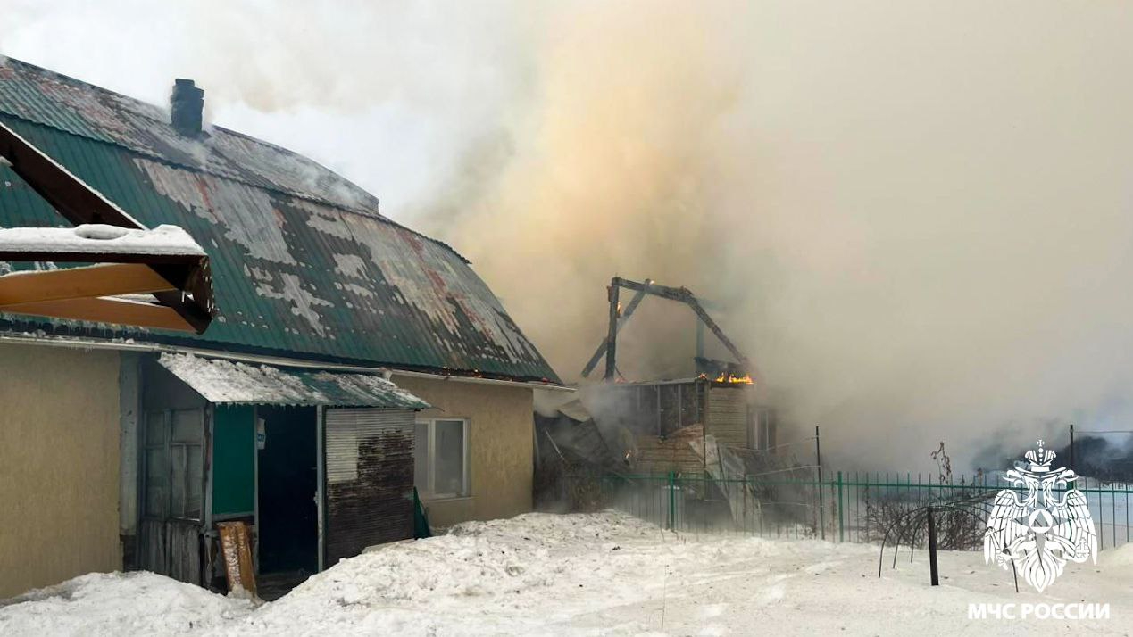 Семь человек спаслись из двух сгоревших кемеровских домов