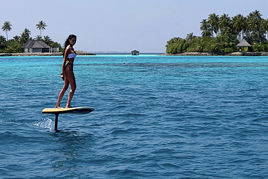 Модель Анастасия Решетова выложила фото в бикини после помолвки