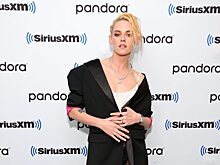 «Она перешла грань»: в Сети обсуждают дерзкий выход Кристен Стюарт в прозрачных лосинах