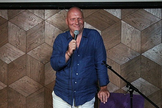 Видео: бывший владелец завода начал петь в новосибирских барах