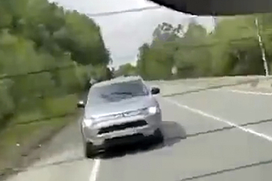 Россиянин на скорости протаранил машину с детьми и попал на видео