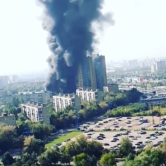 По предварительным данным, площадь пожара составляет около тысячи квадратных метров, передает сетевое издание m24.ru
