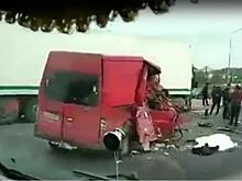 Один труп, один пострадавший: пассажирский микроавтобус протаранил большегруз в Кущевском районе