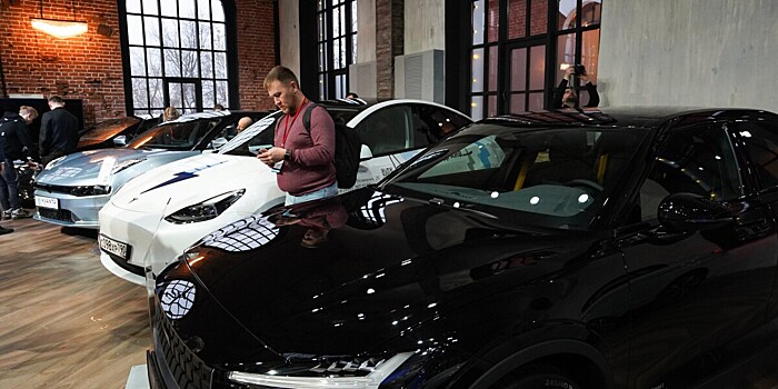 Электрокары российского и иностранного производства показали на выставке в Москве