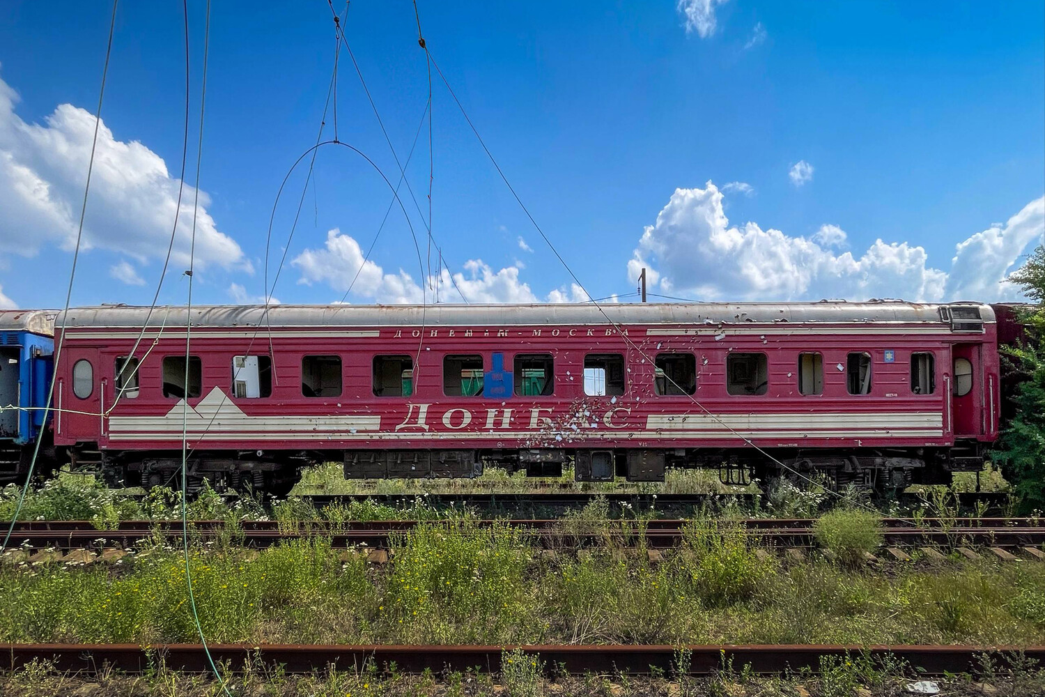 Российский художник Тимофей Ви использовал пассажирский вагон как метафору жизни