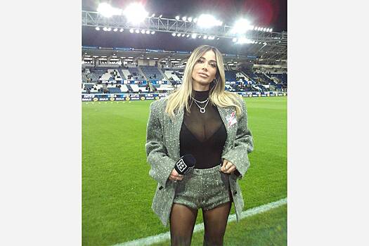 Популярная ведущая в прозрачном топе и микрошортах появилась на футбольном поле