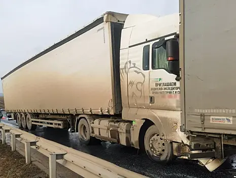 В Самарской области на трассе столкнулись Volvo, Sitrak и LADA Vesta