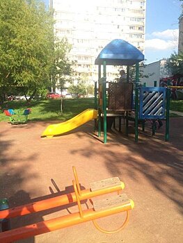 Детская площадка во дворе дома в Мурманском проезде снова стала комфортной для игр