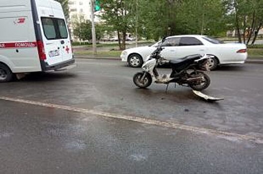 Водитель маршрутки в Уфе врезался в мопед с двумя подростками