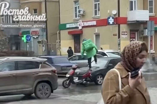 В Ростове на видео попало, как курьер разбил лобовое стекло Lada Priora