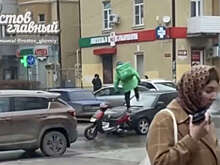 В Ростове на видео попало, как курьер разбил лобовое стекло Lada Priora