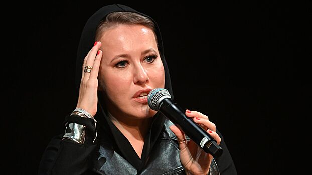 Собчак пришла на гала-вечер в корсетном платье с прозрачным кружевом