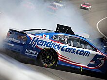 Пилот NASCAR, сказавший, что он лучше Ферстаппена, устроил завал с участием восьми машин