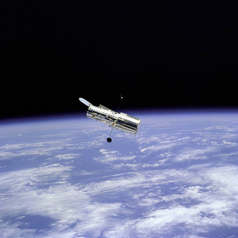 НАСА захотело отбуксировать Hubble