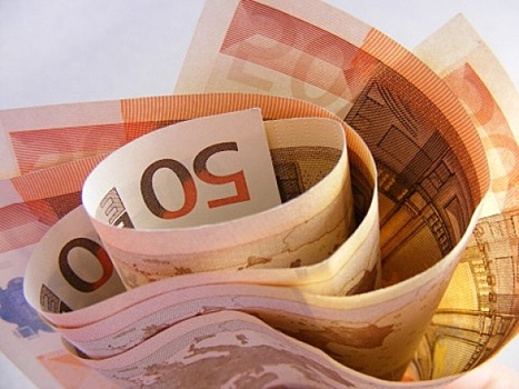 Курс евро к доллару упал до минимума с 2022 года