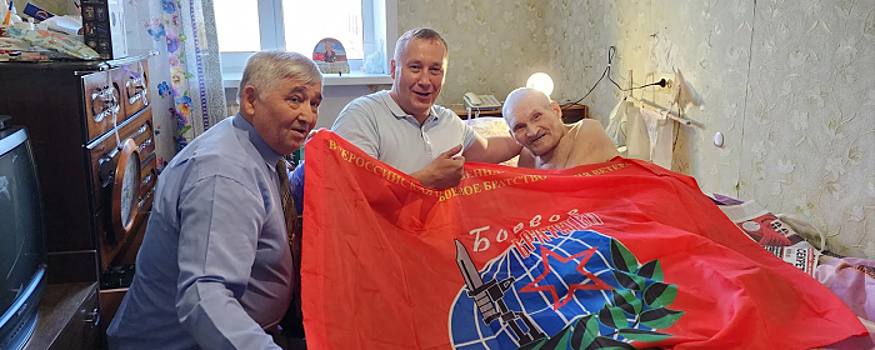 В Пушкине поздравили с 99-летием ветерана ВОВ Романа Кузнецова