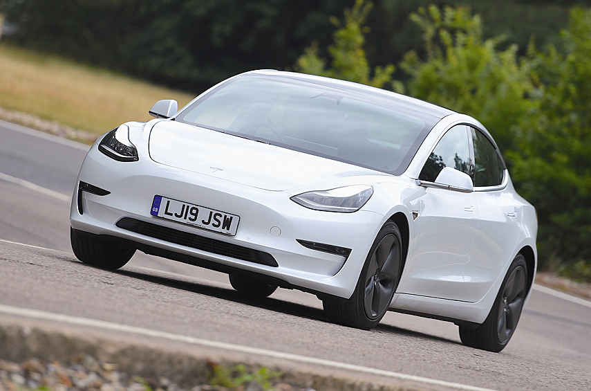 #10: Tesla Model 3 — 508,5 тысяч (+ 5.5%). Tesla Model 3 — единственный автомобиль, сохранивший свою позицию в рейтинге относительно 2022 года. Поскольку рынки по всему миру за это время выросли, это значит, что продажи Теслы тоже увеличились: было реализовано 508,5 тысячи электромобилей против 482,2 тысяч годом ранее. Электрический седан не бил рекордов, но показывал крепкие продажи на большинстве рынков, где он представлен — что и отразилось в десятом месте в мировом рейтинге.