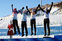 Нигматуллина радовалась на финише, биатлонистки прыгали на подиуме. Фото серебра России