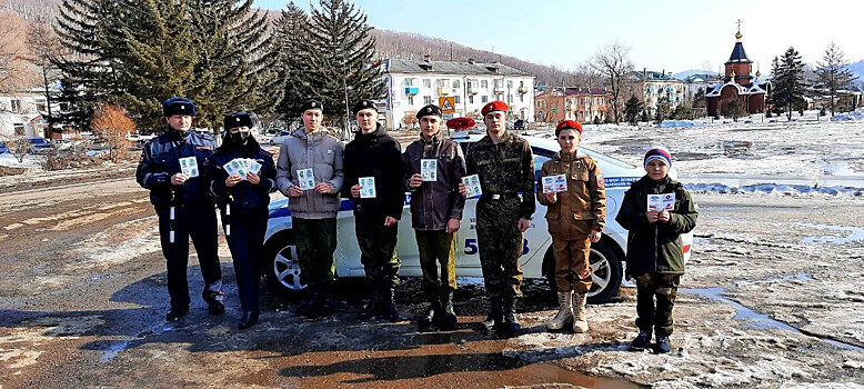 Юнармецы помогли сотрудникам ГИБДД поздравить женщин в Приморье