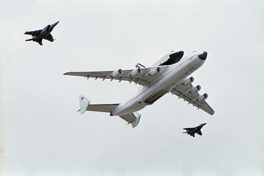 Транспортировка космического корабля "Буран" с помощью транспортного реактивного самолета Ан-225 "Мрия" в сопровождении истребителей МиГ-25 и Су-27, 1991 год