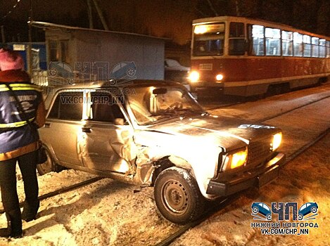 «Семерка» заглохла на путях и попала под трамвай в Автозаводском районе (ФОТО)