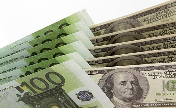 Курс доллара снижается к рублю, несмотря на негатив на рынке