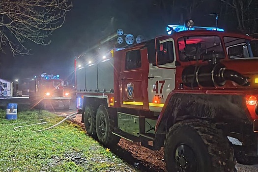 Несколько зданий отеля загорелись под Красноярском на площади 900 "квадратов"