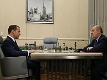 Медведев призвал главу ФСС навести порядок с заказами на средства реабилитации