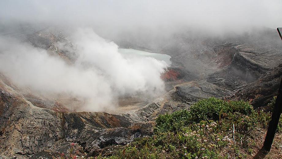 Турист упал в кратер вулкана на Гавайях и выжил