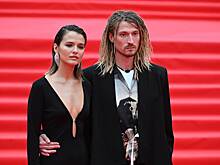 Любовь Аксенова вышла в свет в откровенном платье без бюстгальтера