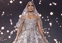Роскошное свадебное платье и ожерелье из цветов: Джей Ло удивила поклонников ярким образом