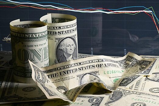 Аналитики объяснили обвал доллара