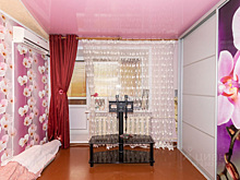 В Кургане продают квартиру с розовыми натяжными потолками