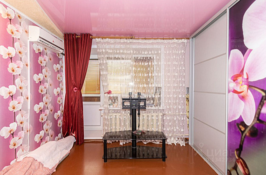 В Кургане продают квартиру с розовыми натяжными потолками