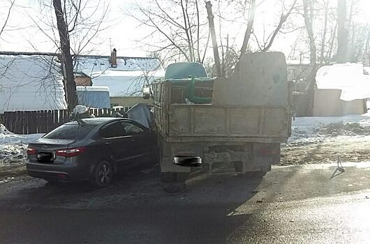 Киа врезался в грузовик