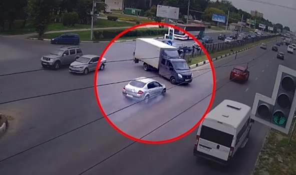 На Московском шоссе в Рязани столкнулись иномарка и «Газель»