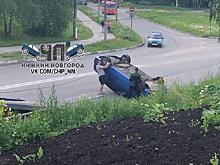 Водитель легковушки перевернулся и лег на крышу в Нижнем Новгороде