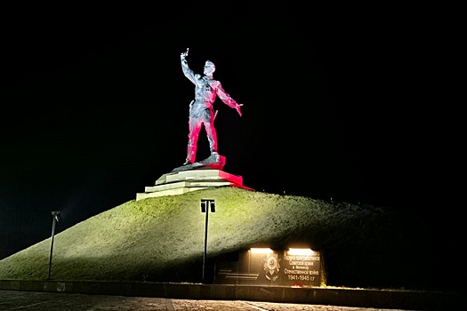 Алтайские предприятия оформили подсветку памятника "Комбату" в ЛНР