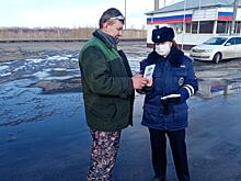 Сотрудницы рязанской ГИБДД поздравили водителей с Днём защитника Отечества