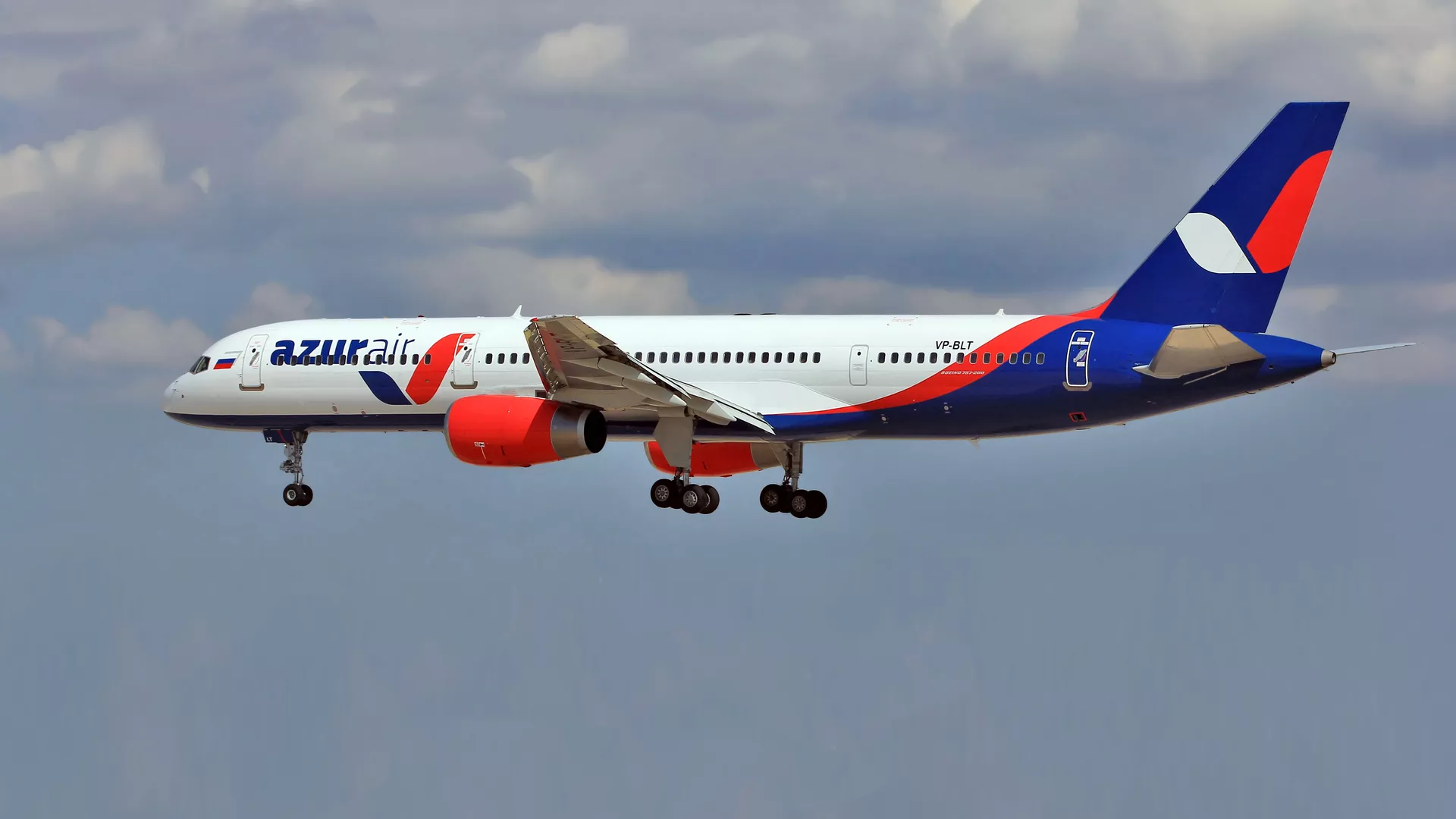 Названа предположительная причина экстренной посадки самолета Azur Air