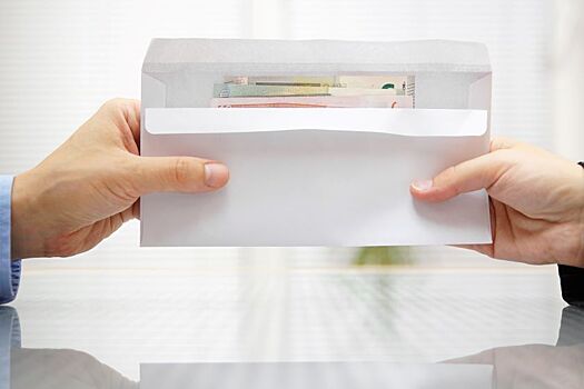 Матери-одиночке подбросили под дверь конверт с деньгами