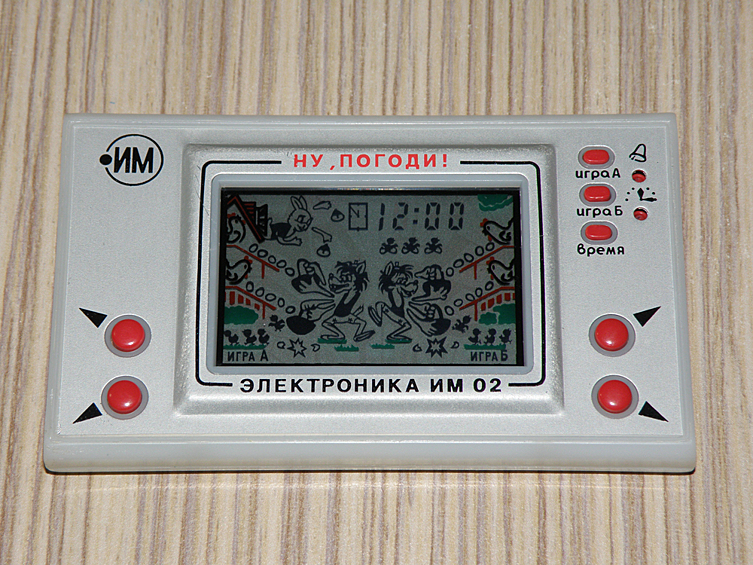 «Ну, Погоди!» – самая известная и популярная из серии первых советских портативных электронных игр с жидкокристаллическим экраном. Игрок должен был собирать яйца в корзину, при этом скорость, с которой неслись курицы, постоянно нарастала. Среди детей ходили мифы, что при достижении 1000 прозвучит призовая мелодия и волк пустится в пляс