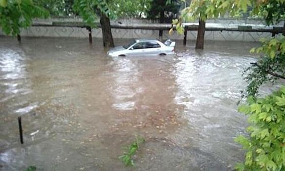 Катастрофическая ситуация в Севастополе: улицы затоплены прошедшим ливнем