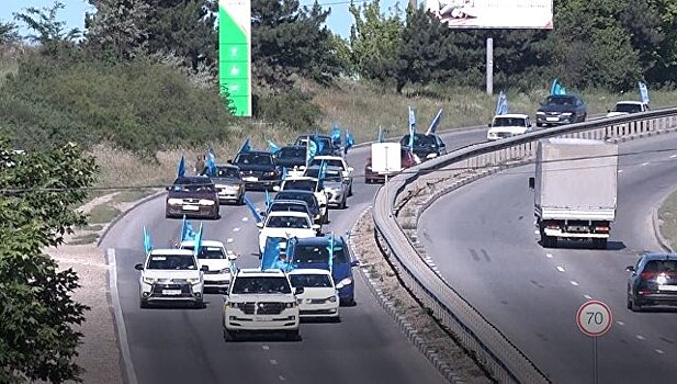 Более 200 машин приняли участие в автопробеге в День флага крымских татар