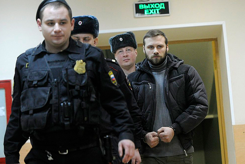 18 сентября Хорошевский суд Москвы признал виновным и приговорил к 3,5 года колонии общего режима электромеханика Андрея Белоусова по делу о гибели женщины из-за падения лифта в элитном ЖК «Алые Паруса». Суд постановил признать Белоусова виновным по статье «Оказание услуг, не отвечающих требованиям безопасности жизни потребителей, повлекшее по неосторожности смерть человека»