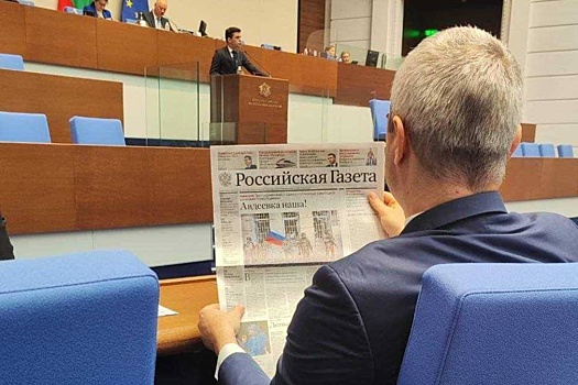 Фото: Болгарский депутат читает "Российскую газету" в парламенте