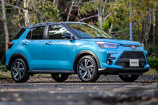 В России начали продавать маленький кроссовер Toyota Raize