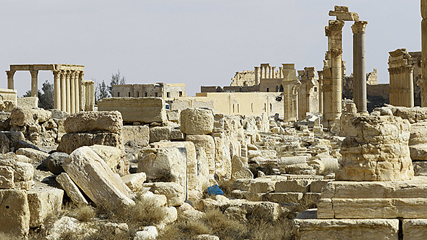 В Пальмире выставили древнюю мемориальную доску, обнаруженную сирийской армией